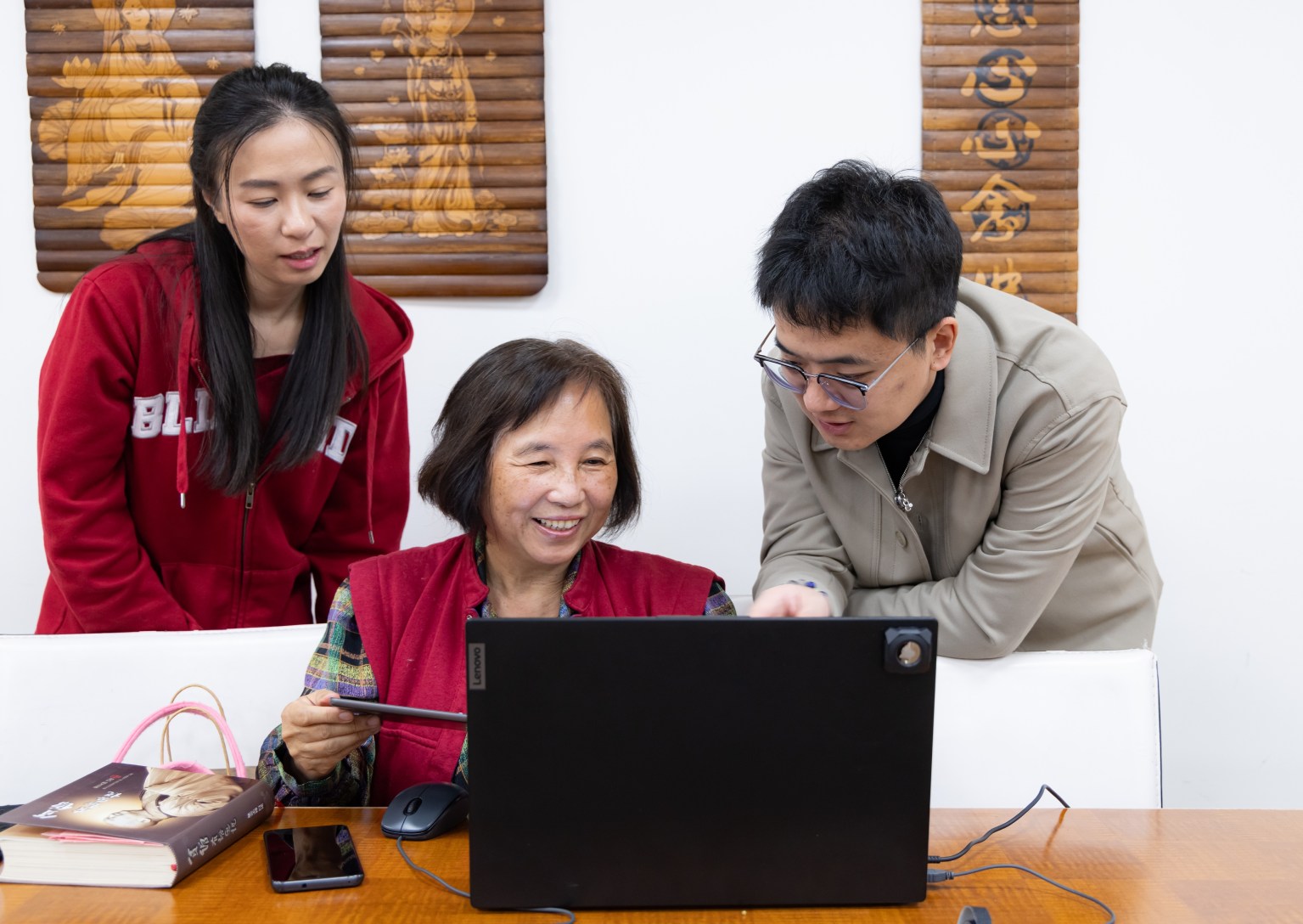 青年二團李慧欣(左)、王子銘(右)擔任課程助教，耐心為學員說明操作細節。