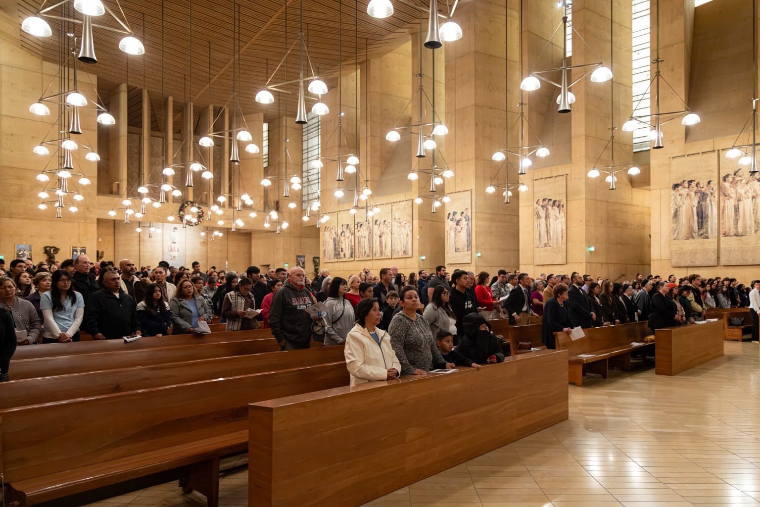 On December 21, the Roman Catholic Archdiocese of Los Angeles held the “Interfaith Memorial Service for the Unhoused” at the Cathedral of Our Lady of the Angels. About 500 people attended, offering prayers for the 1,564 unhoused individuals who died on the streets over the past year.