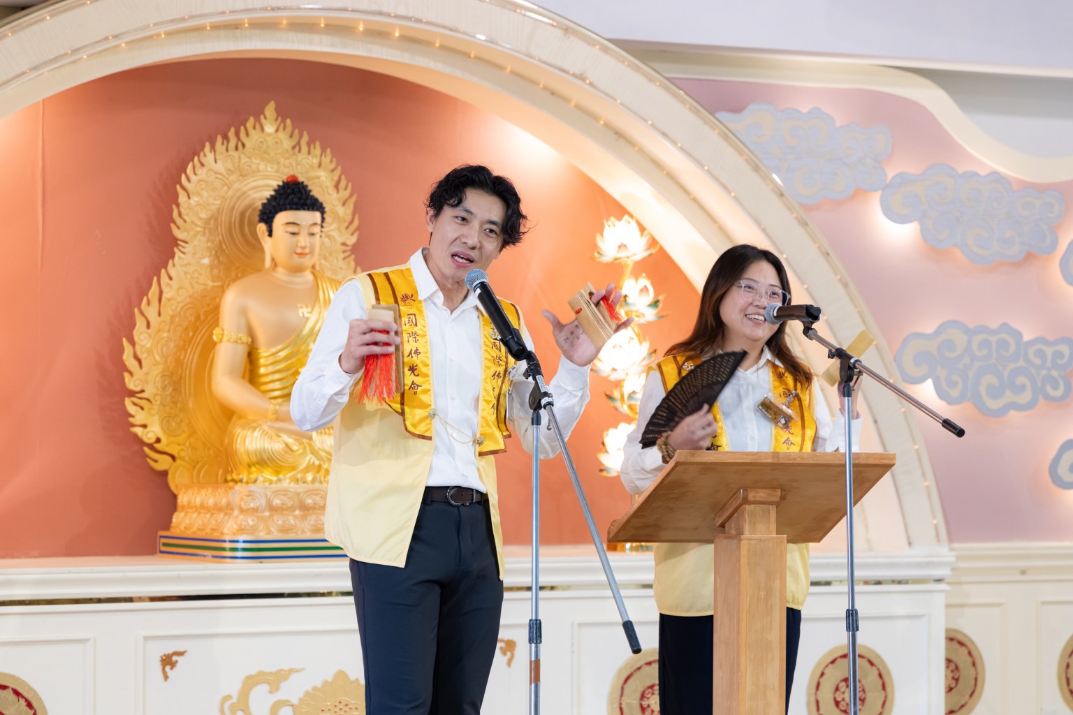 團體組「般若獎」得主：南灣二會由楚顏靜賢伉儷表演道地的相聲。