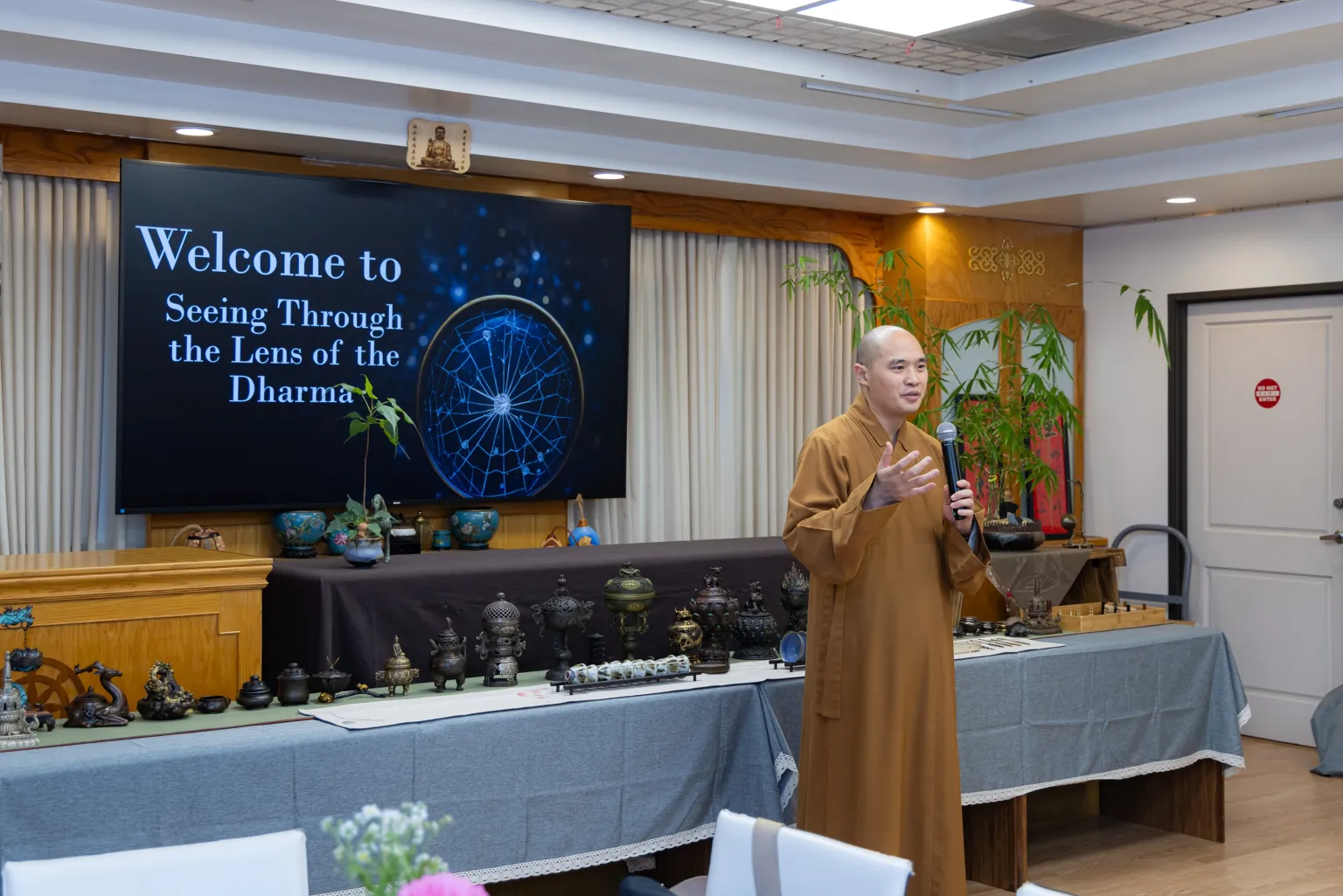 Venerable Huicheng, guiding monastic of the Hsi Lai Subchapter and the Three Acts of Goodness Academy, cites Venerable Master Hsing Yun’s teaching that “life itself is a stage.”