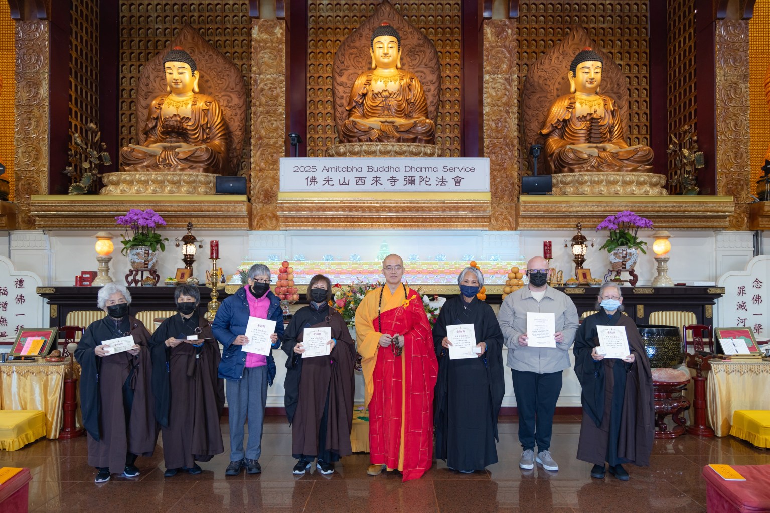 住持慧東法師頒發全勤獎。