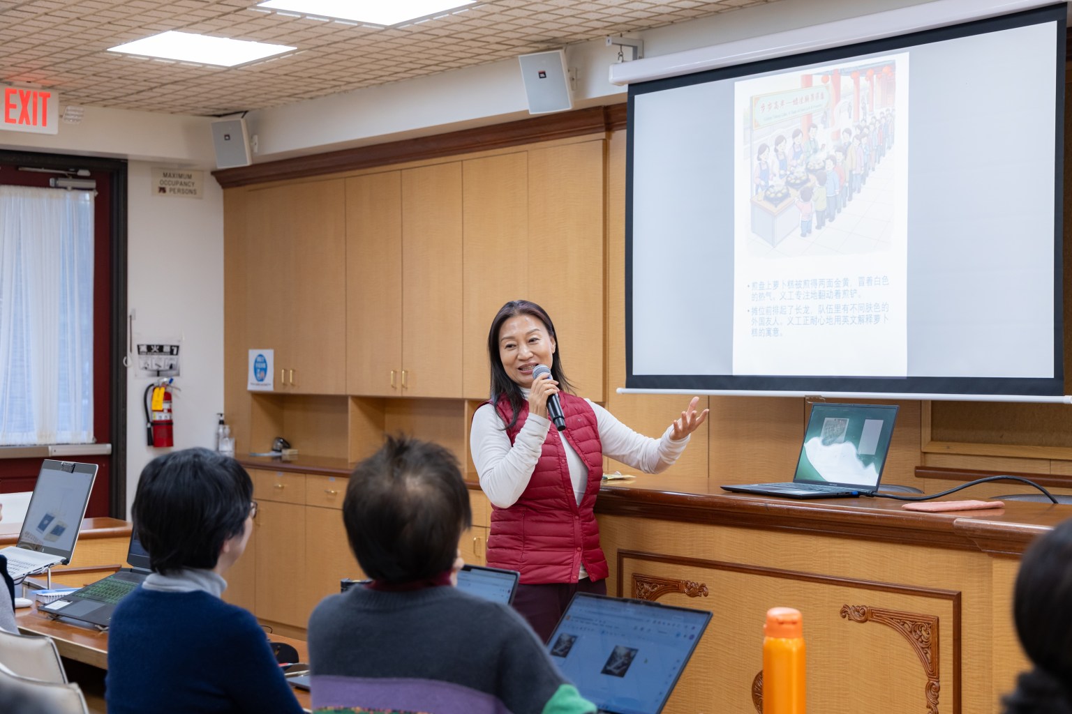 羅蘭一王敏分享自己的作品，並表示課程讓她學會將 AI 融入日常生活。