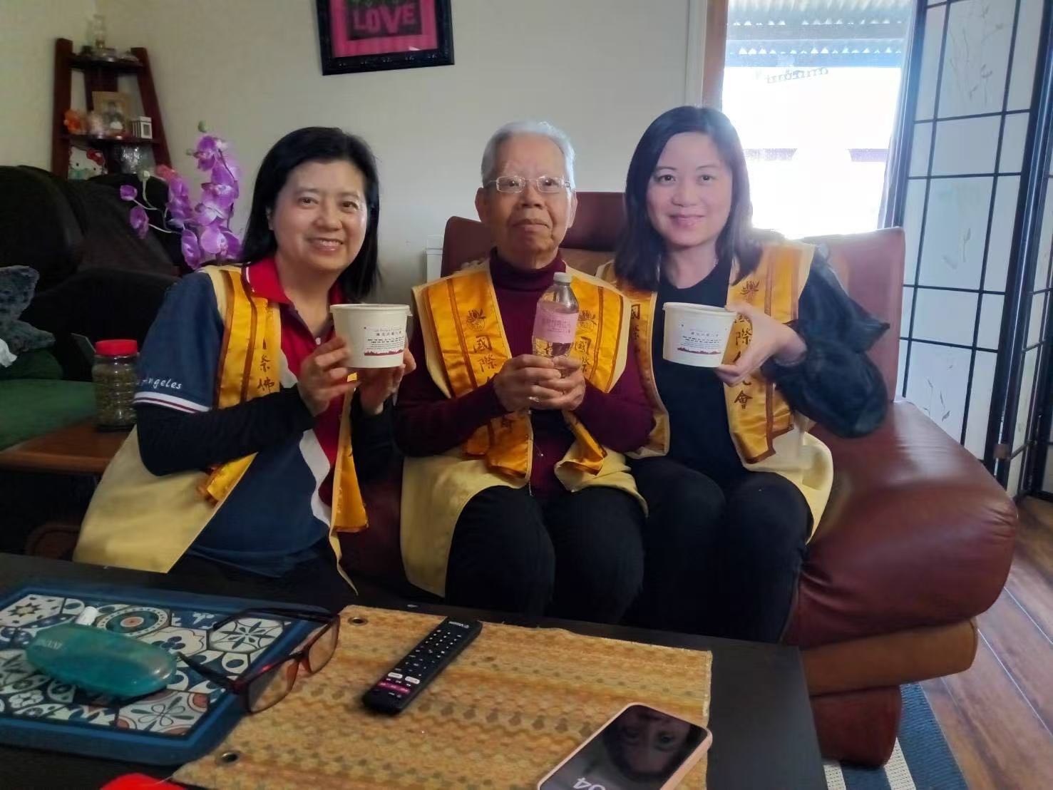 鄭文昱督導與丁欣會長探望李素珍，得知其身體安穩、精神良好，使眾人倍感欣慰。