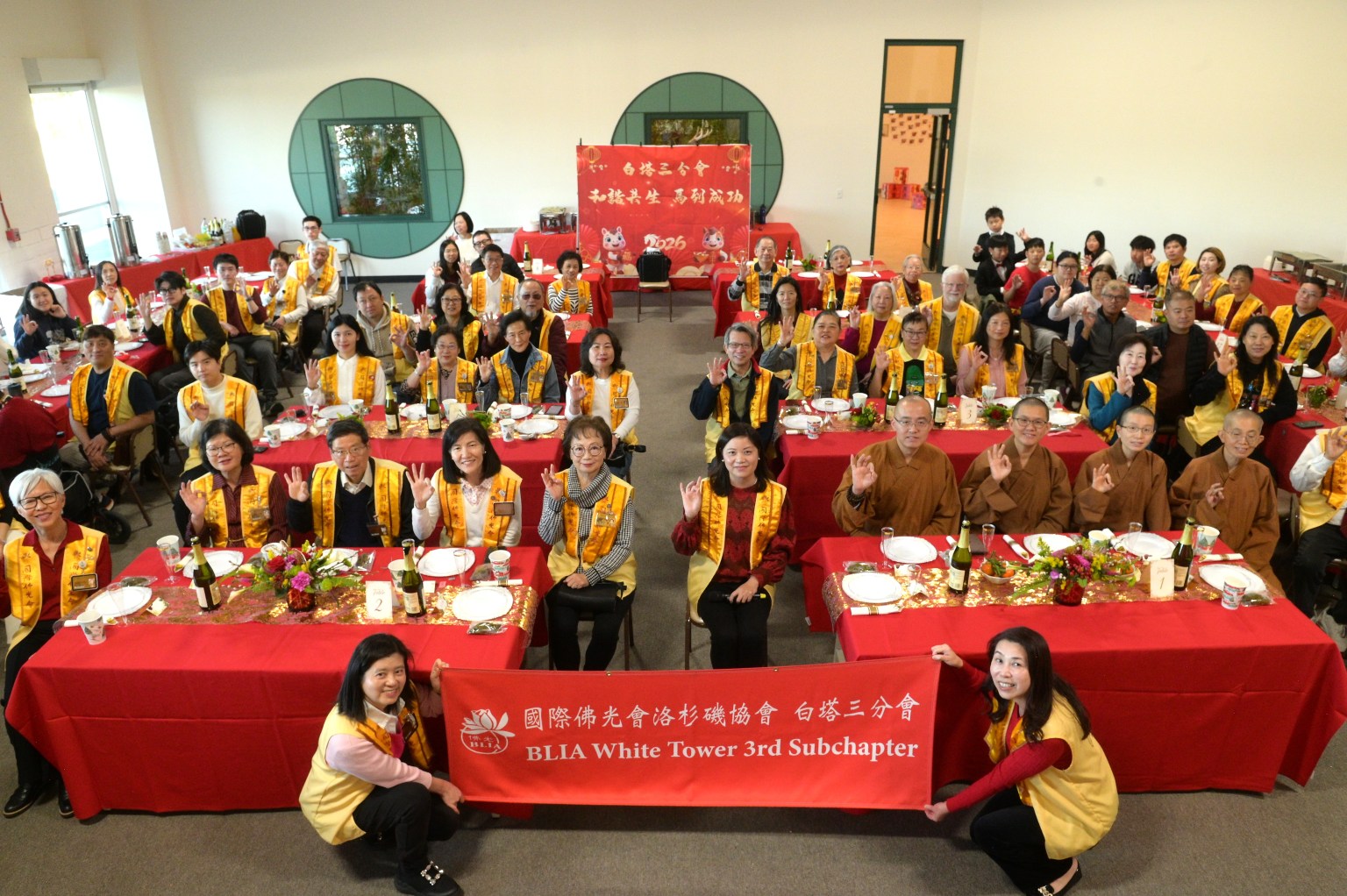白塔三分會2025年會員大會暨歲末聯誼,於西來文教館舉行,大合影。會中回顧分會一年來的努力足跡與成長成果,並說明 2026 年的未來發展方向,同時表揚年度表現優異的會員,現場氣氛溫馨熱絡,共有百位佛光人出席,展現向心和凝聚力。