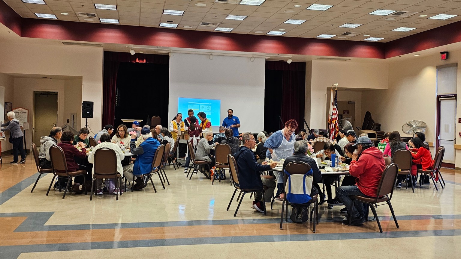 長者們歡喜接受這份來自西來寺的心意