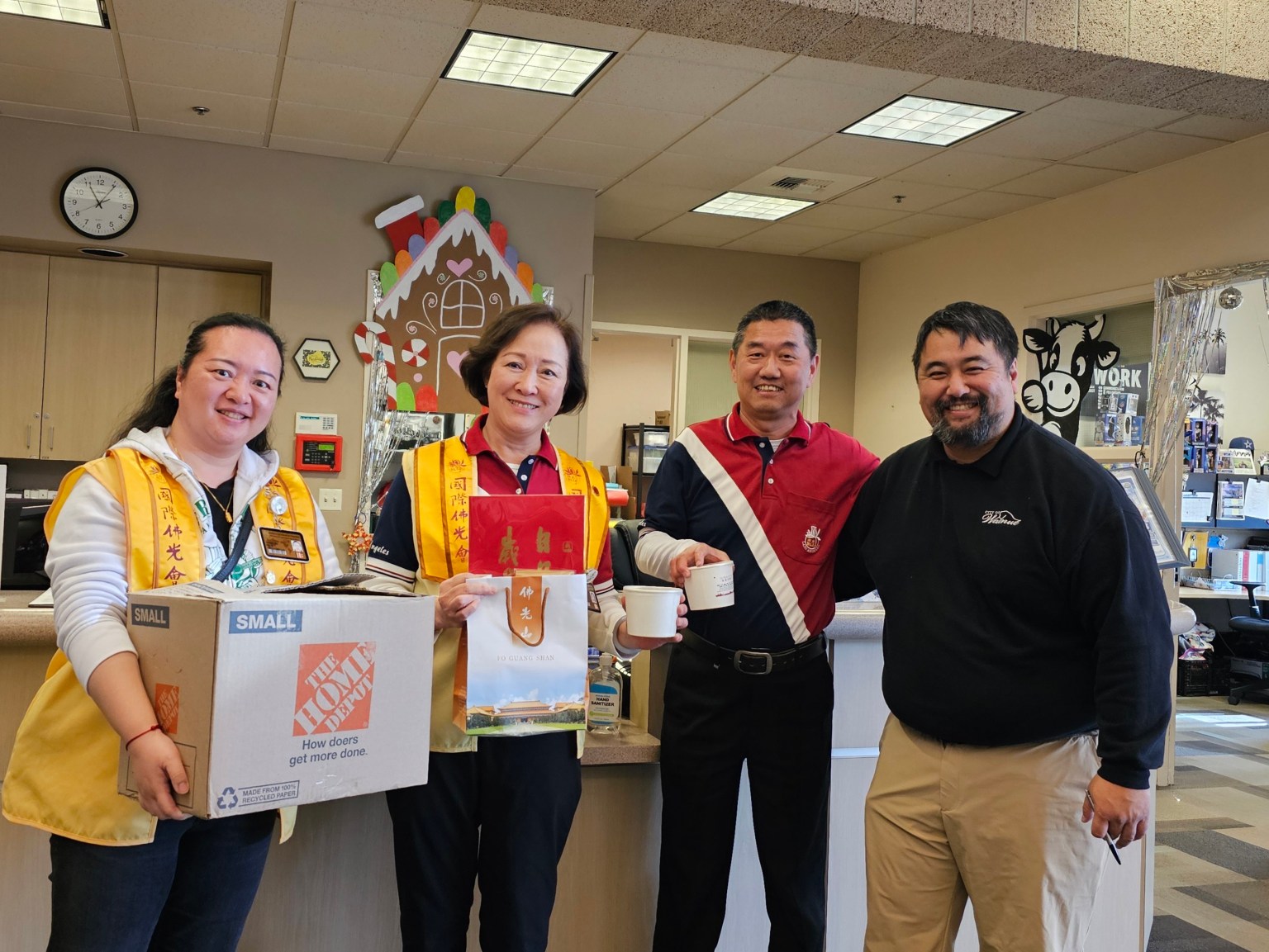 核桃老人中心協調員 Robert Watanabe （右一）歡喜接收臘八粥，核桃分會王瑛會長（左二）、錢學儉（右二）、黃薈（左一）