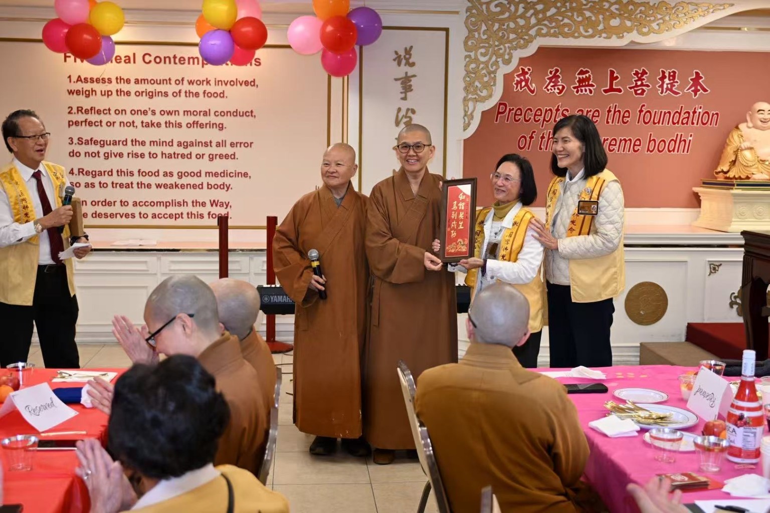 西來寺住持贈送星雲大師2026年的新年祝福墨寶“和諧共生，馬到成功”