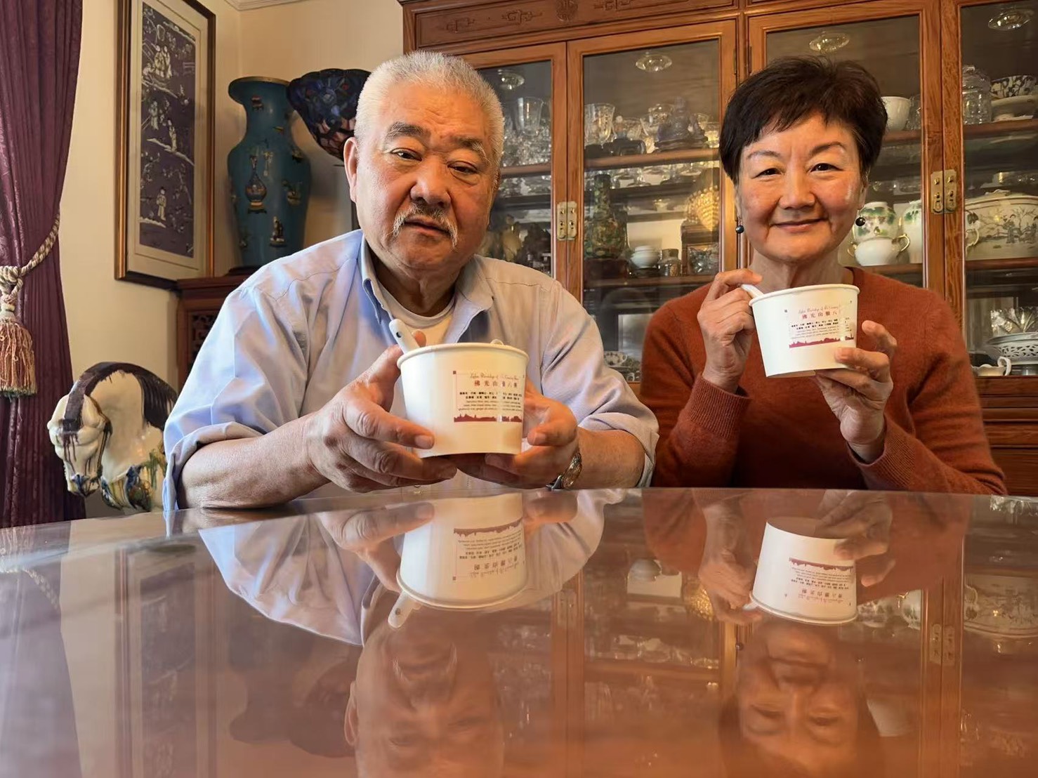 會員宋賀懷文一早前來寺院品嚐臘八粥，並帶回和家人分享，言語間流露對法寶節的珍惜與感恩。