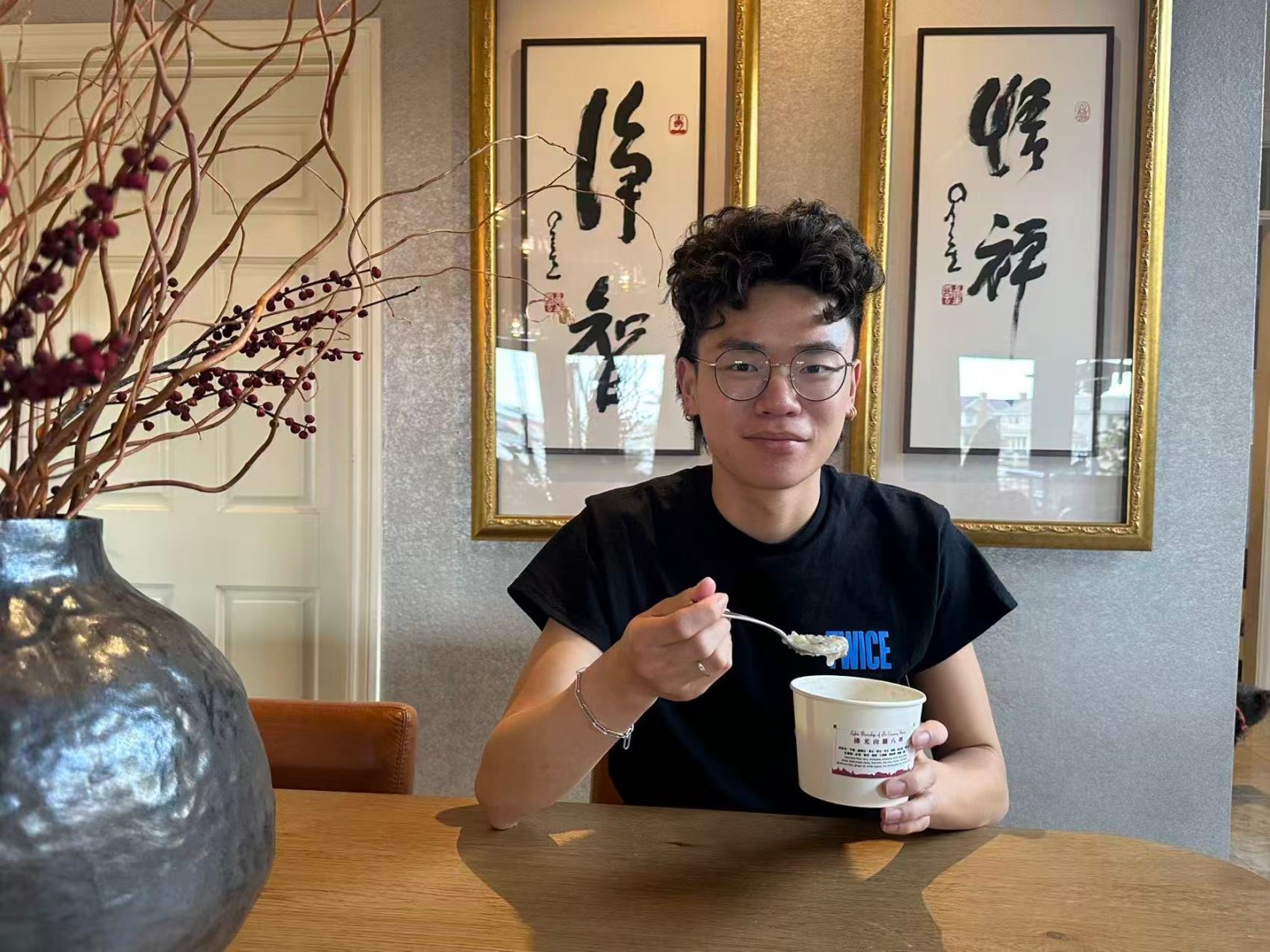 會員的孩子Jason，在收到臘八粥之後立即享用，透過一碗臘八粥，瞭解法寶節的由來，也讓佛法走入家庭。