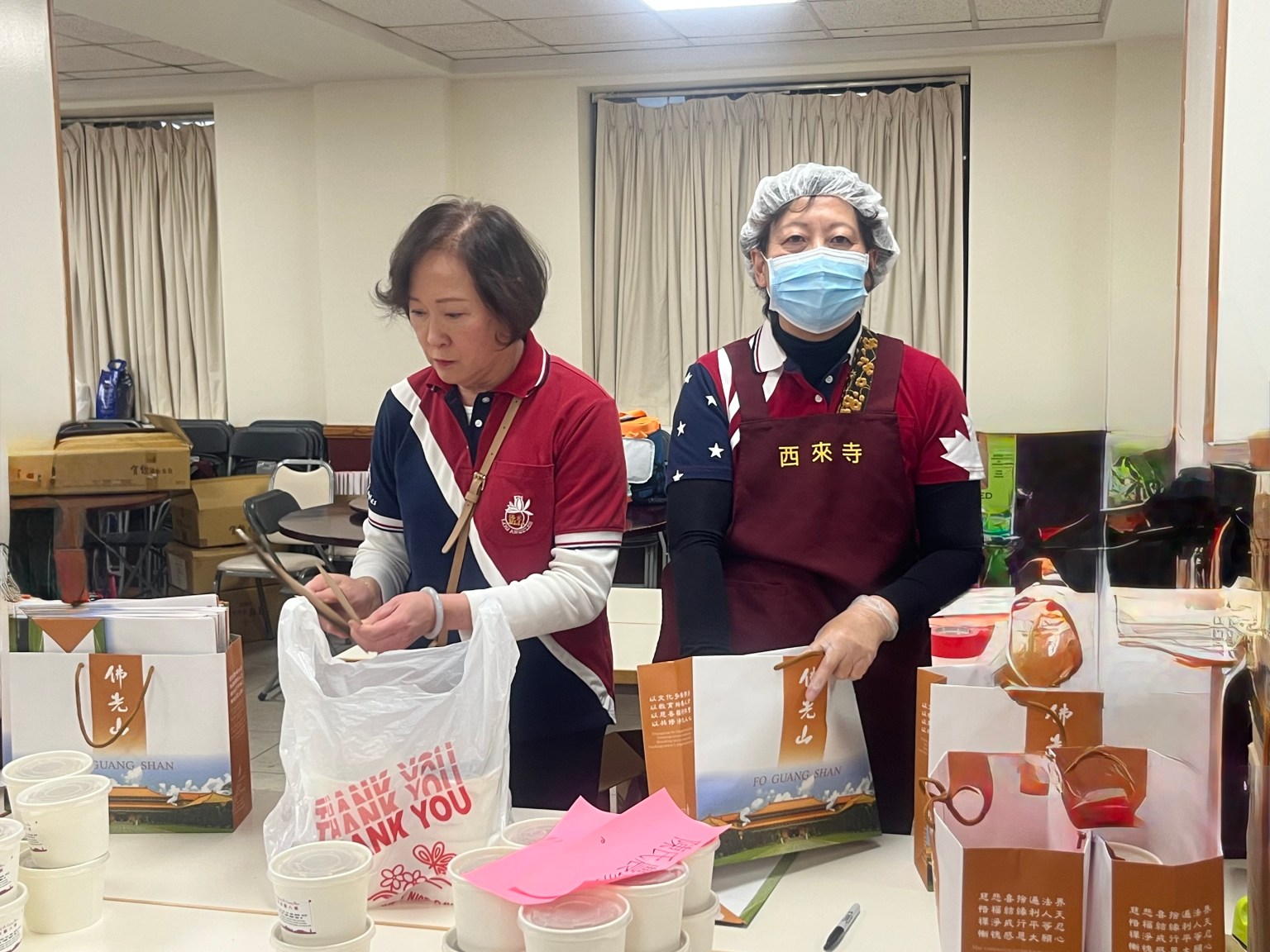 王瑛（左）黃蔚欣（右）協助打包