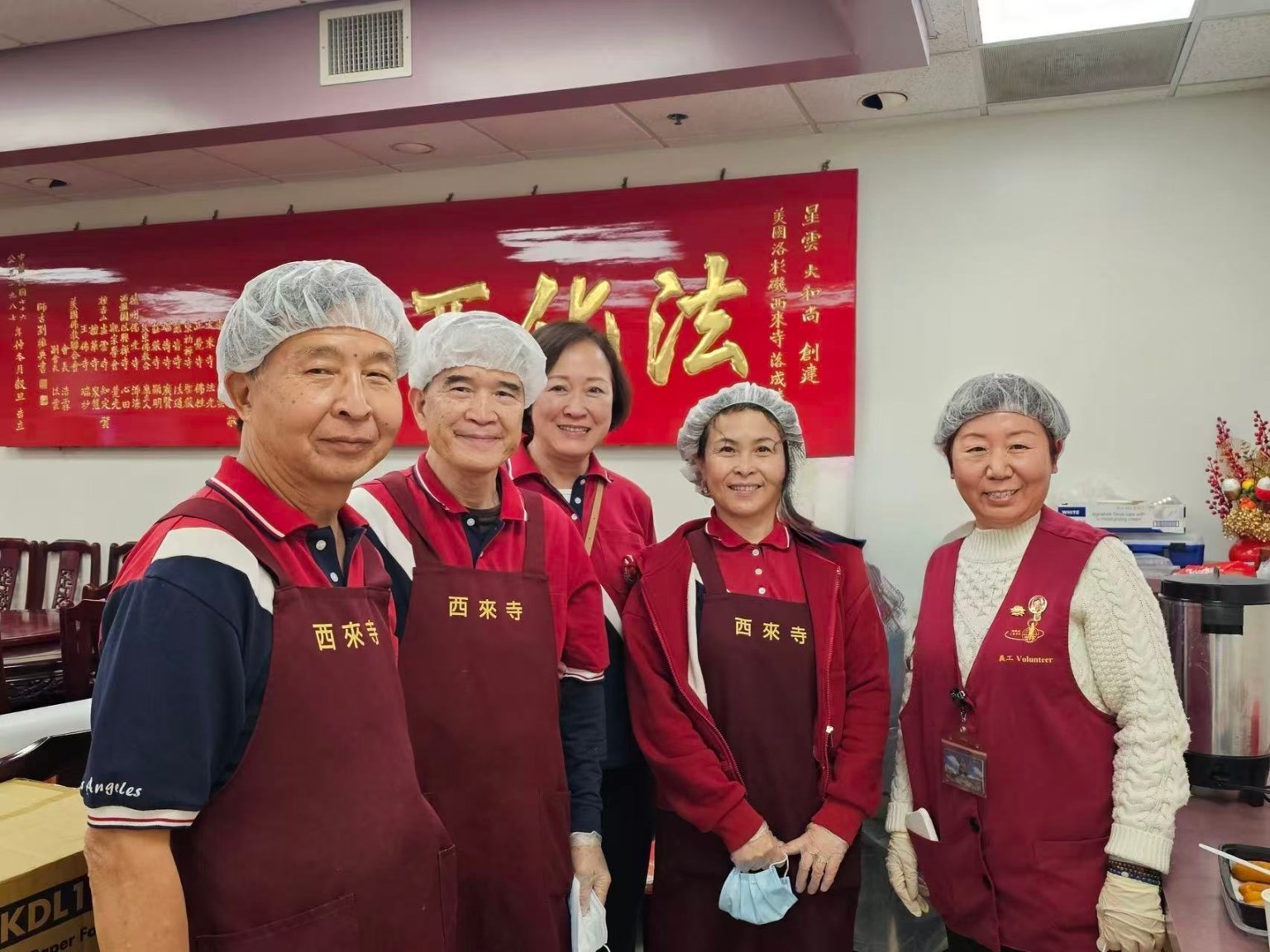 禪悅齋義工服務，左起：王建華、馬元美、王瑛、方黎菁、王慧