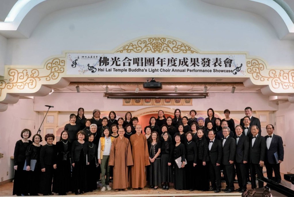 中間團長：住持慧東法師，左一當家如松法師，左二洛杉磯協會會長蔡月琴