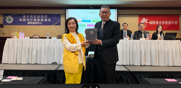 台中榮總周副院長（圖右）向給新港分會會長羅麗惠致贈紀念品。