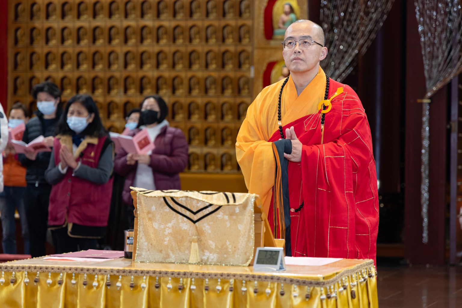 佛光山西來寺於2月16日晚間舉行「除夕辭歲普佛法會」，由住持慧東法師主法。