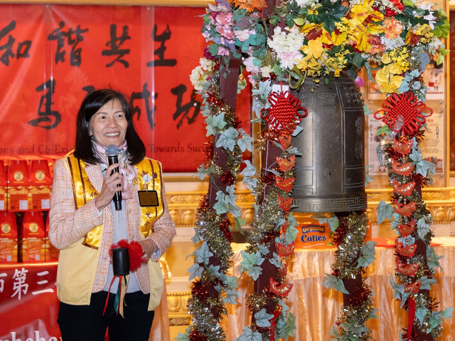 國際佛光會洛杉磯協會會長蔡月琴代表敲鐘祈福。