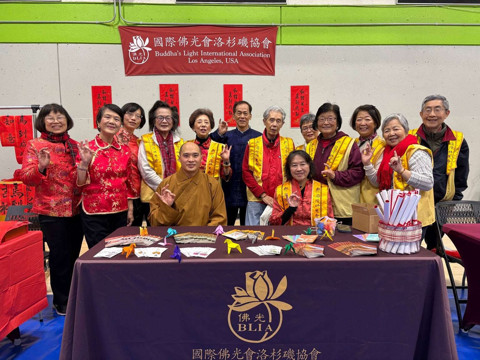 佛光山西來寺社教本土組慧澄法師(前排左)、喜瑞都分會會長黎珊雲(前排右)與會員們合影。