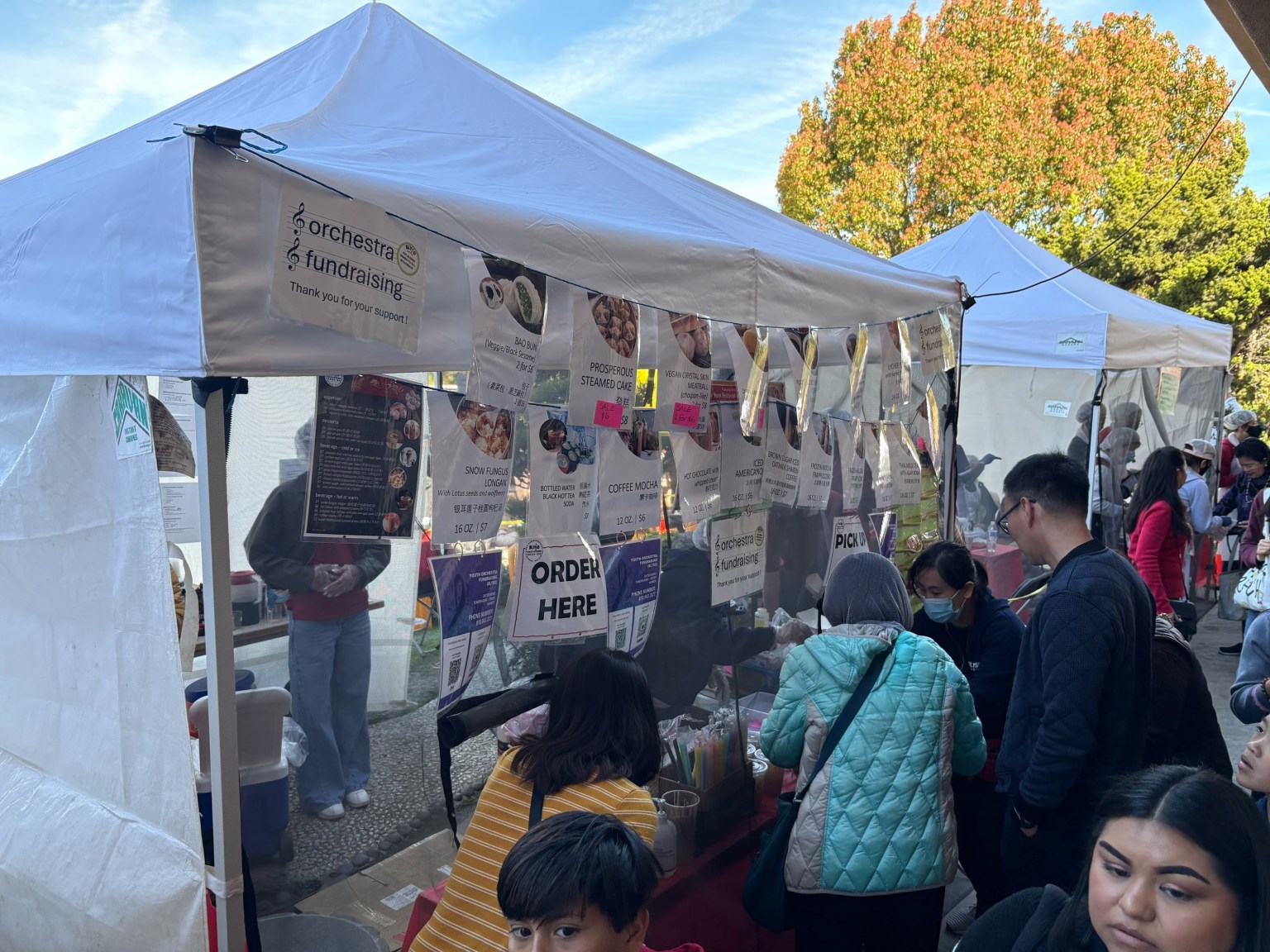 BLYSO 提供各式飲料，熱買人潮絡繹不絕。