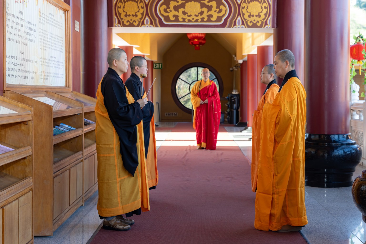 主法慧東法師與法器人員於大殿外排班。