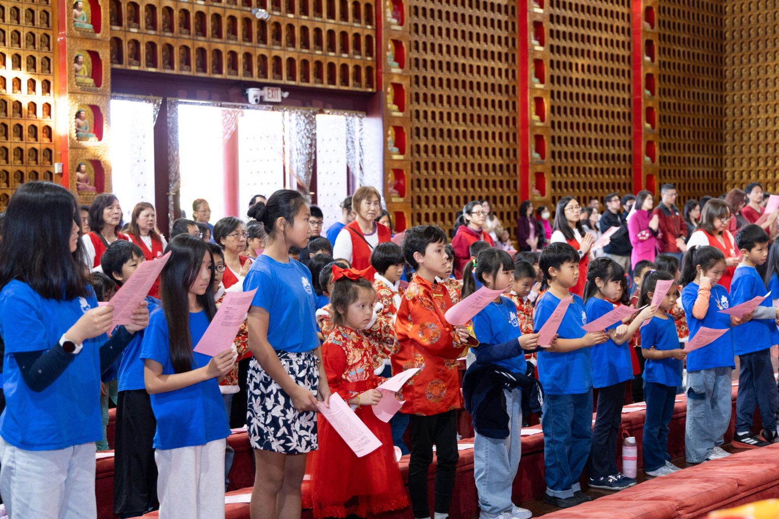 西來寺住持兼西來學校校長慧東法師帶領大眾誦持《般若心經》，並恭讀開山祖師星雲大師〈獻燈祈願文〉。