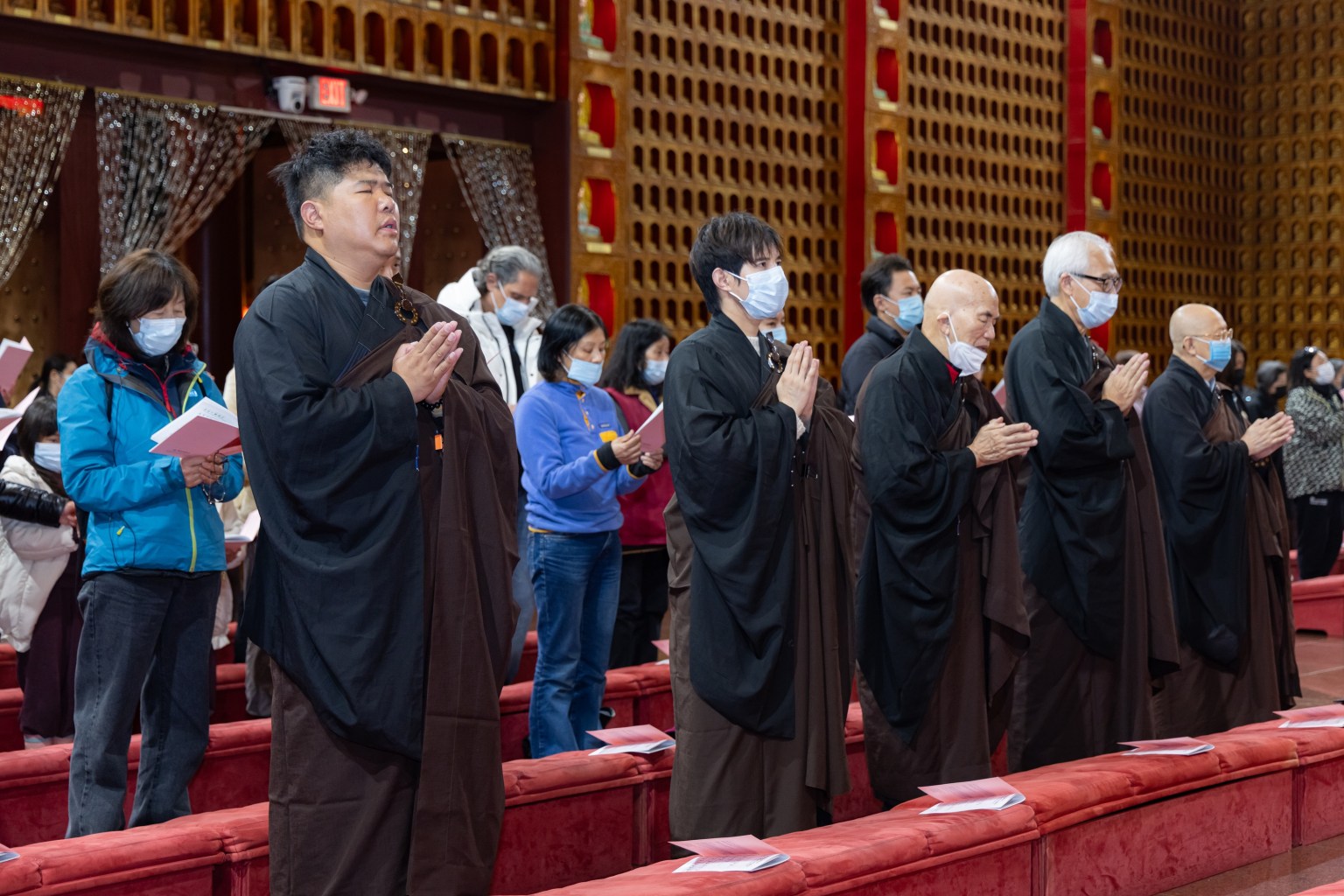 西來寺大殿現場與線上逾300人參與法會。