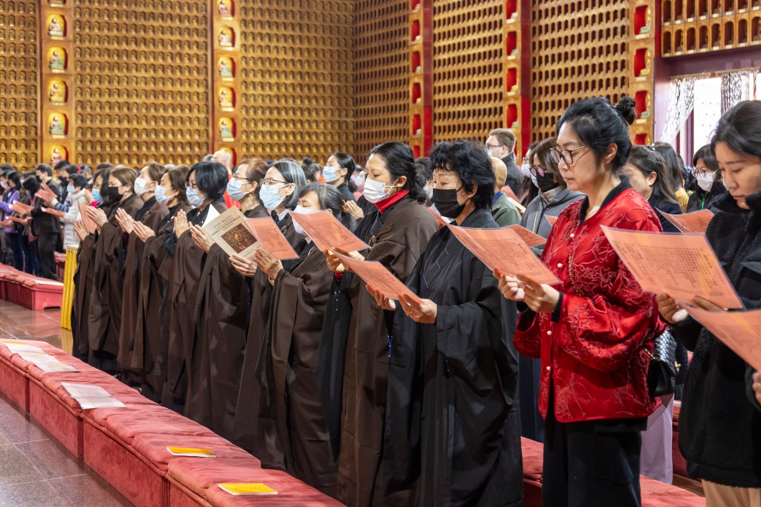 西來寺於大年初一上午十點進行「禮千佛法會」，由住持慧東法師主法，大殿內外湧入近500人與會。