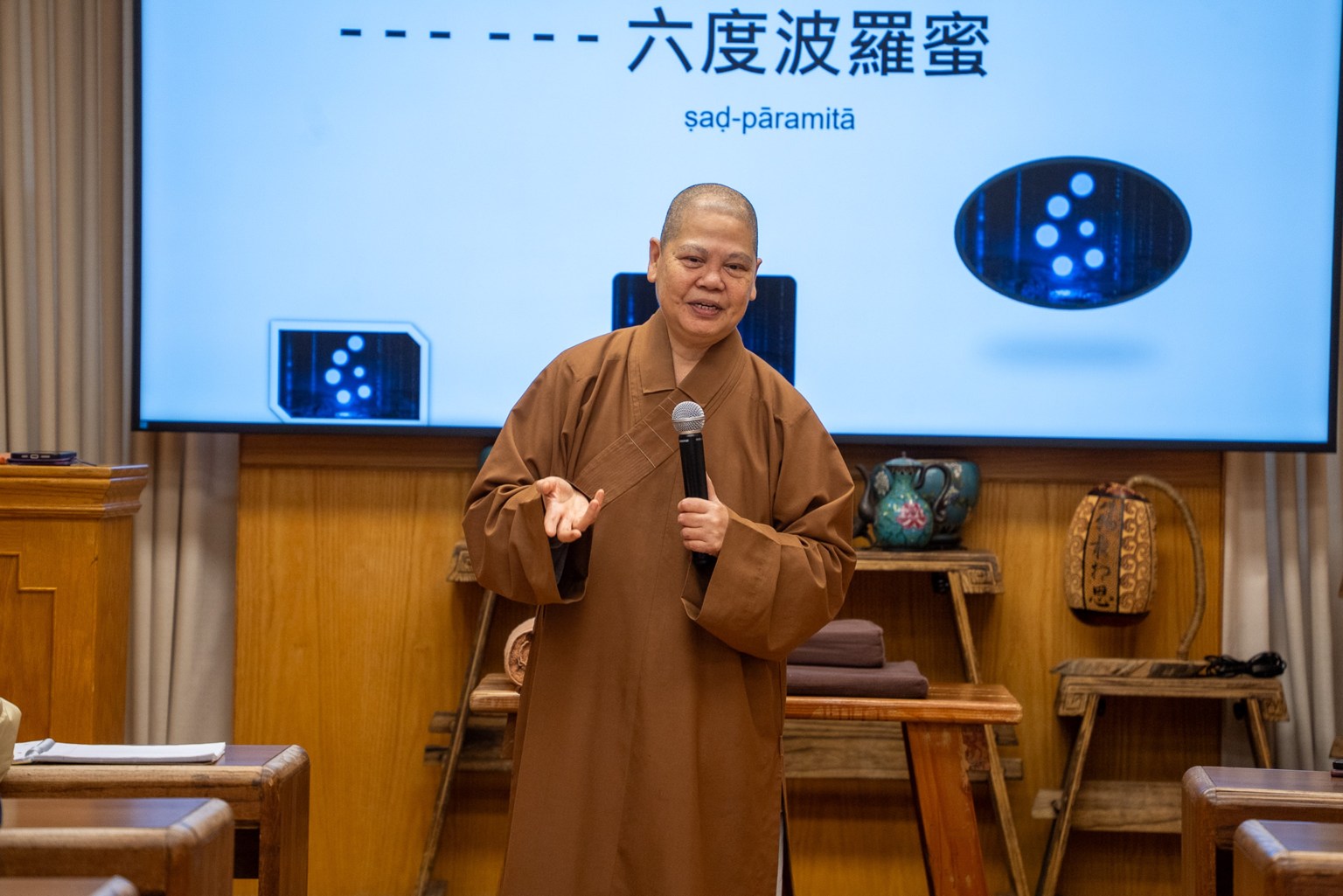 知客組滿光法師為學員講授「六度波羅蜜」。