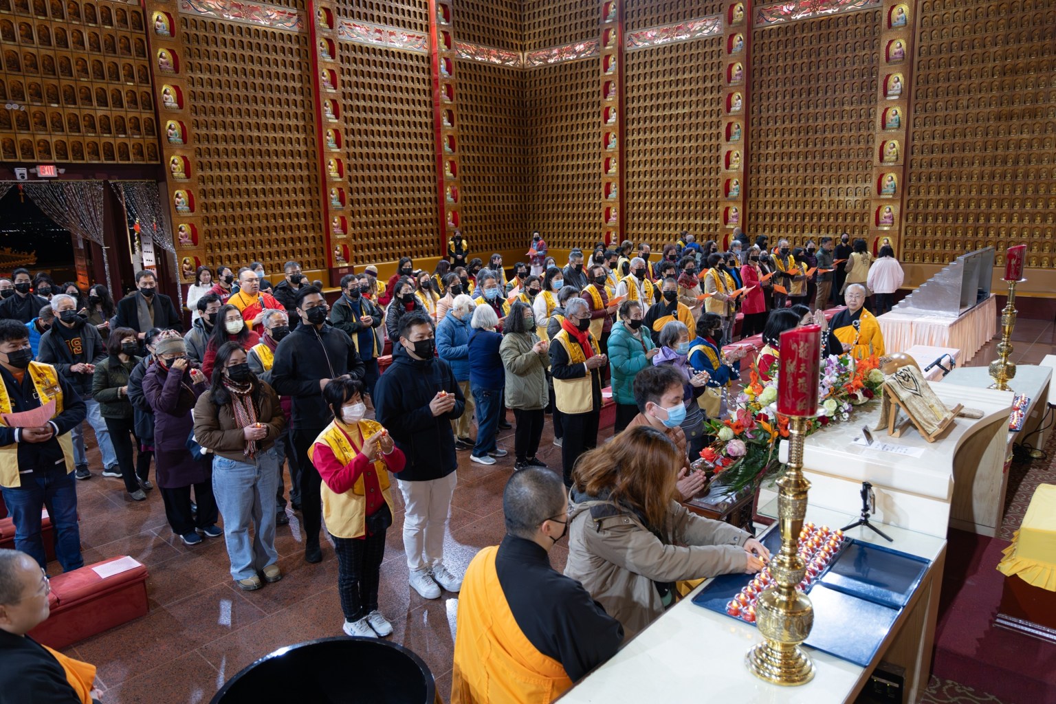 大眾依序於佛前獻燈祈福。