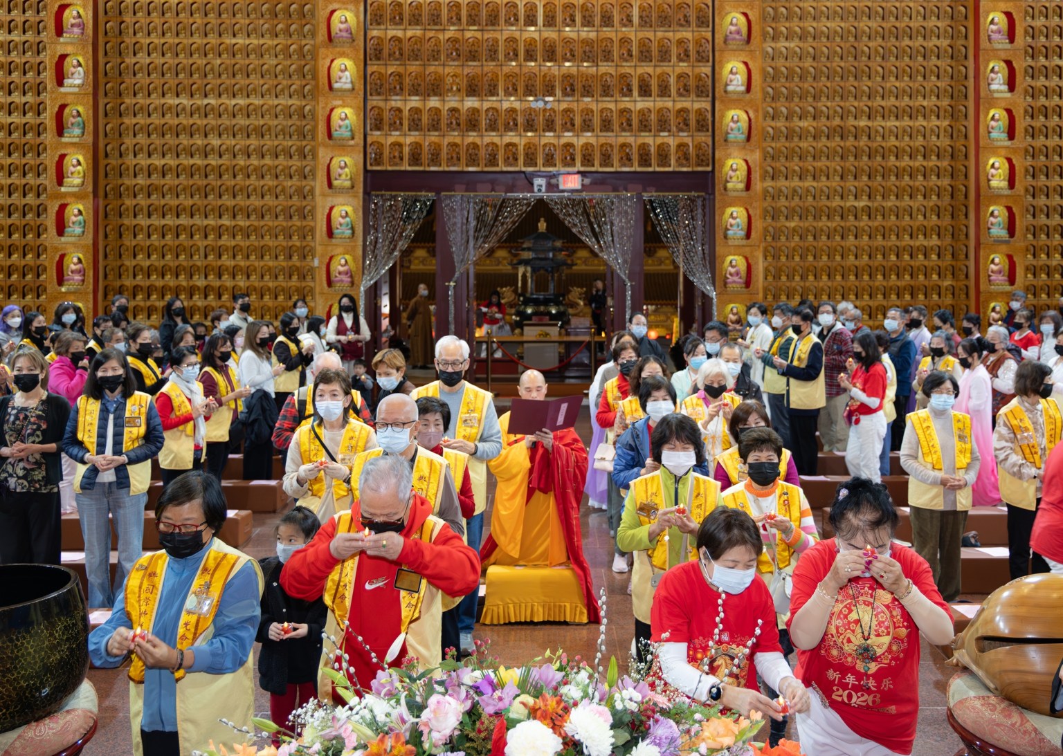 在大雄寶殿進行獻燈祈福法會，由慧澄法師主法。