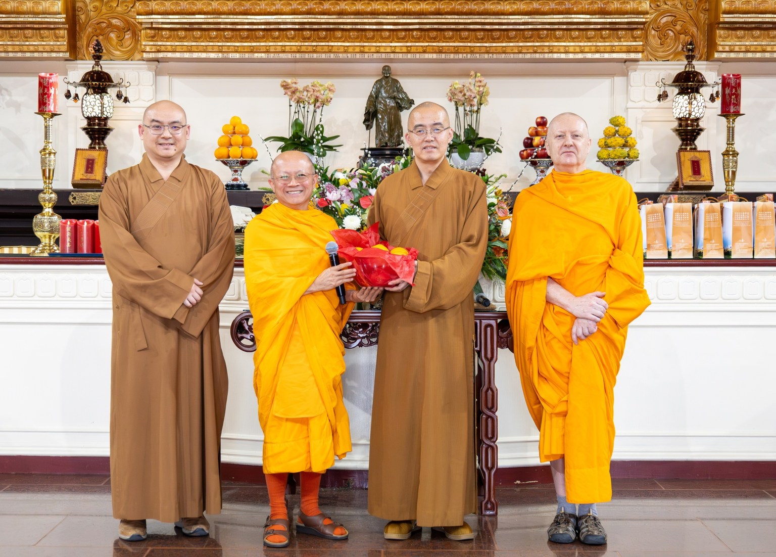 Phra Pratya Sotthijanyo(左2)致贈結緣品予西來寺，由住持慧東法師(右2)代表接受。