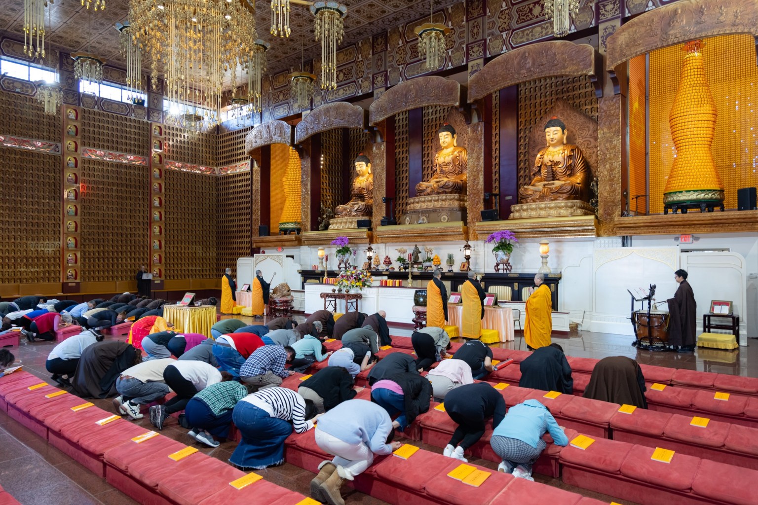 大眾虔誠禮佛。