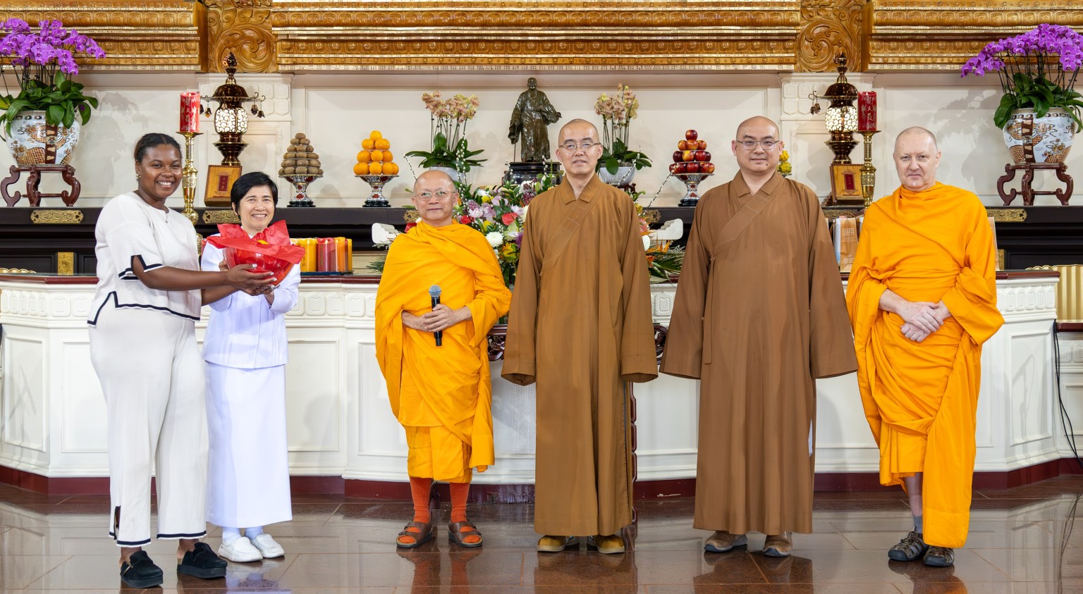 泰國法身寺洛杉磯分院信眾代表手捧供養品與Phra Pratya Sotthijanyo(左3)、慧東法師(右3)、西來寺社教本土組慧澤法師(右2)等合影。