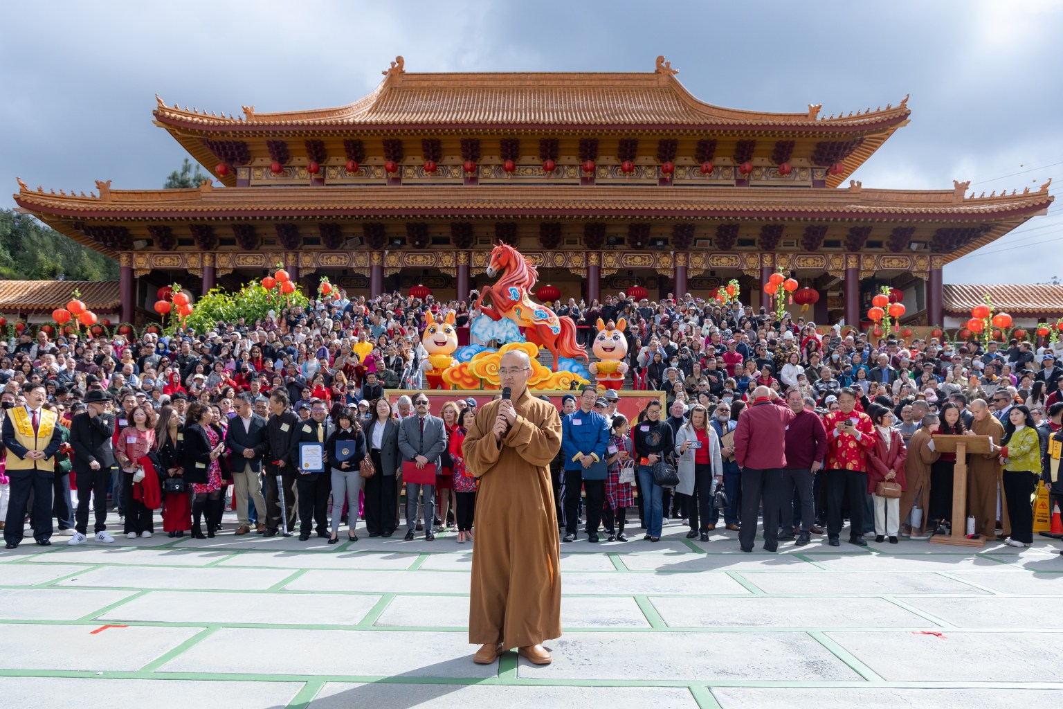 慧東法師於文化表演前致詞，闡述真正的成功，不只是個人的成就。所有的事業，都必須建立在和諧的社會與共生的精神之上。