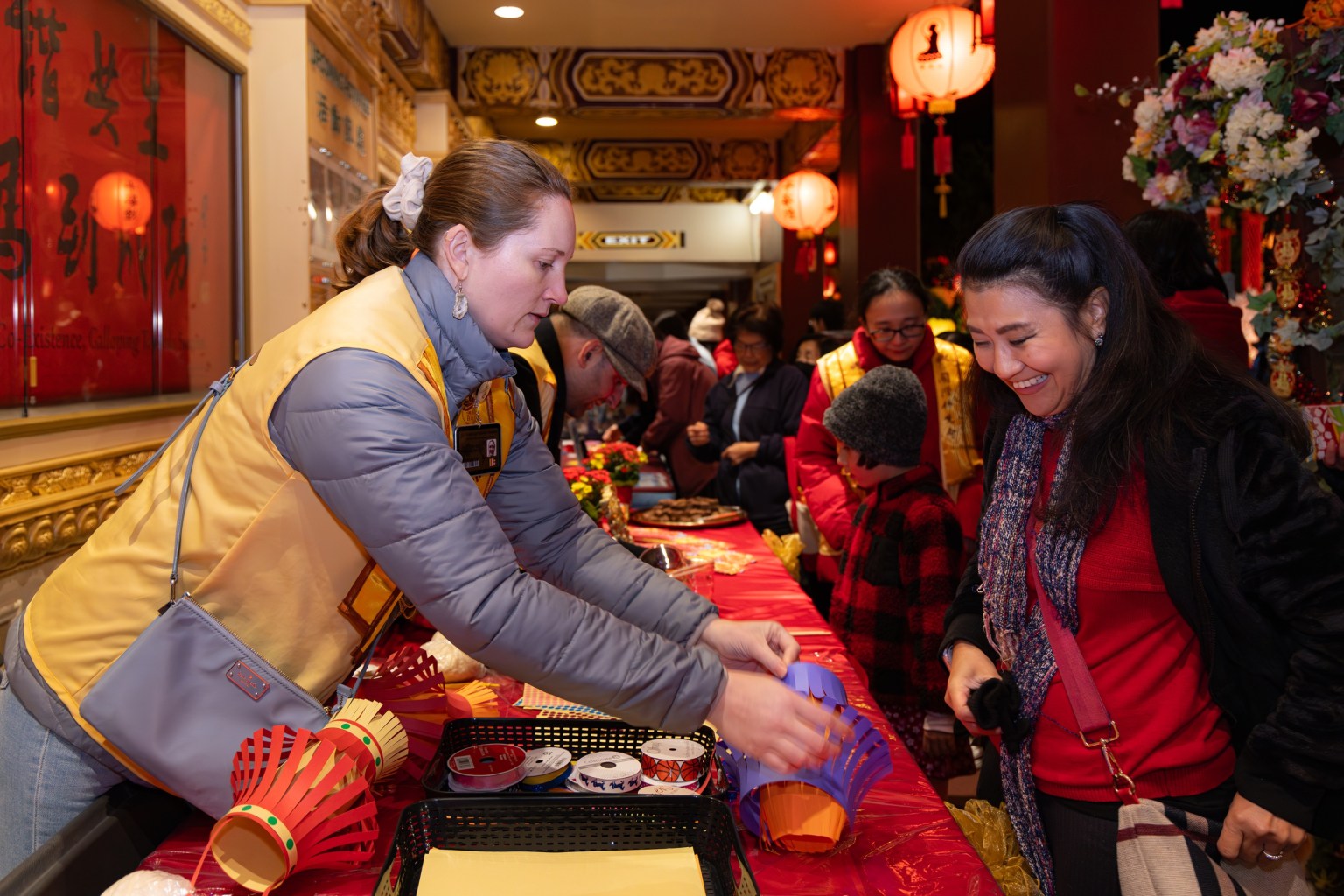 文化走廊上，各單位設置親子紙燈籠製作、串字珠鍊手作，小朋友串出「Lucky」、「Peace」等字樣。