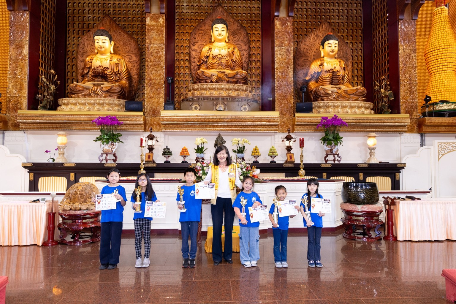 國際佛光會洛杉磯協會會長蔡月琴(中)頒發獎狀，表揚學生在南加州中文學校聯合會秋季學術比賽中的優異表現。