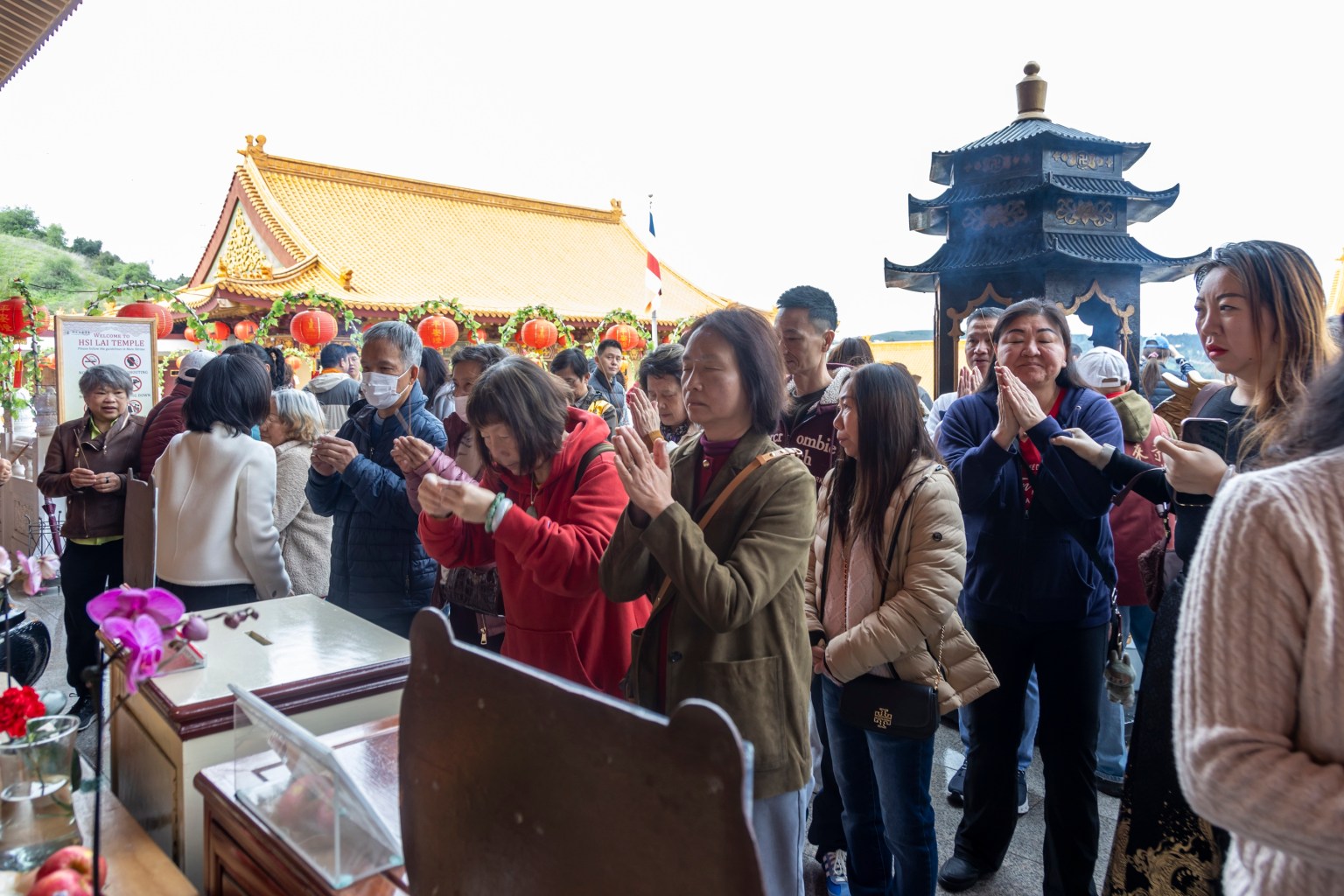 法會進行時，大殿外燒年香的信眾絡繹不絕。