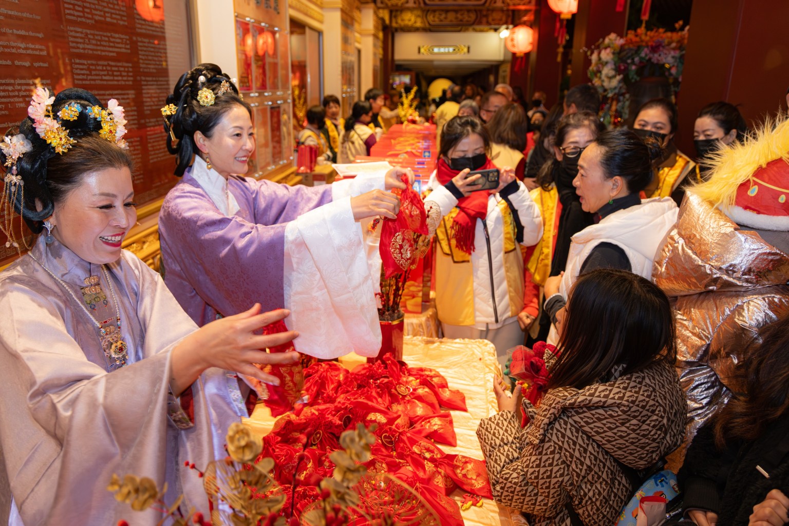 蒙市三分會、新港分會、白塔一分會、南灣一、二分會、核桃分會6個分會分別於五聖殿後方設置報到處。