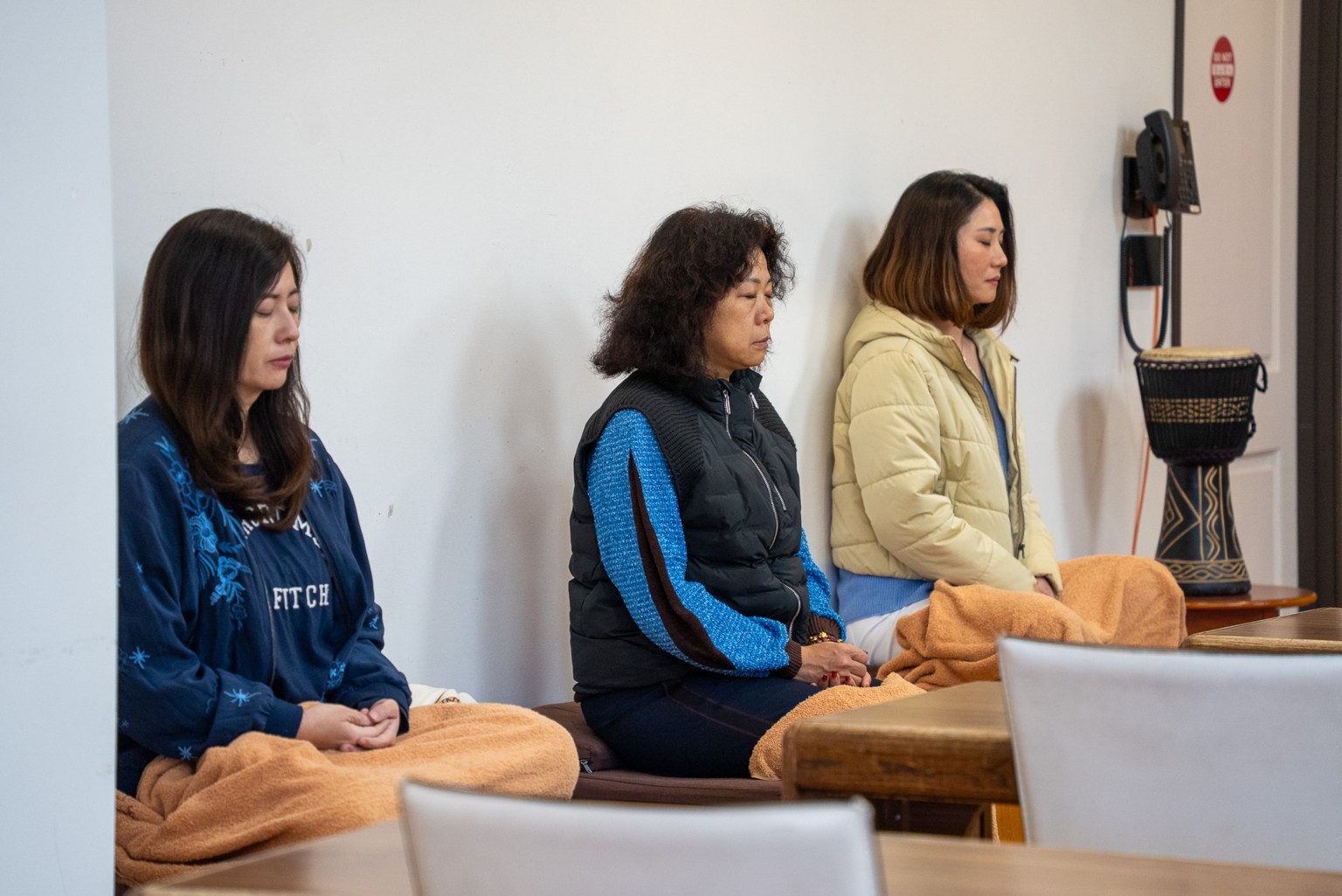 學員們全神貫注於坐禪。