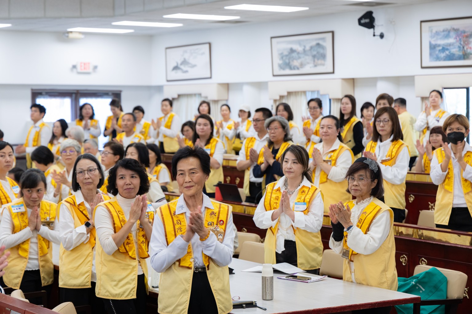 大眾虔誠唱誦三寶頌。