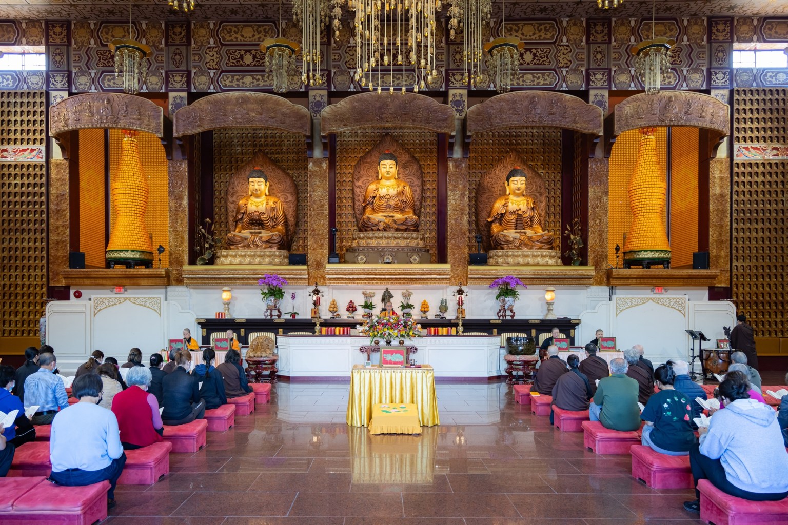 大眾虔誠諷誦《觀世音菩薩普門品》。