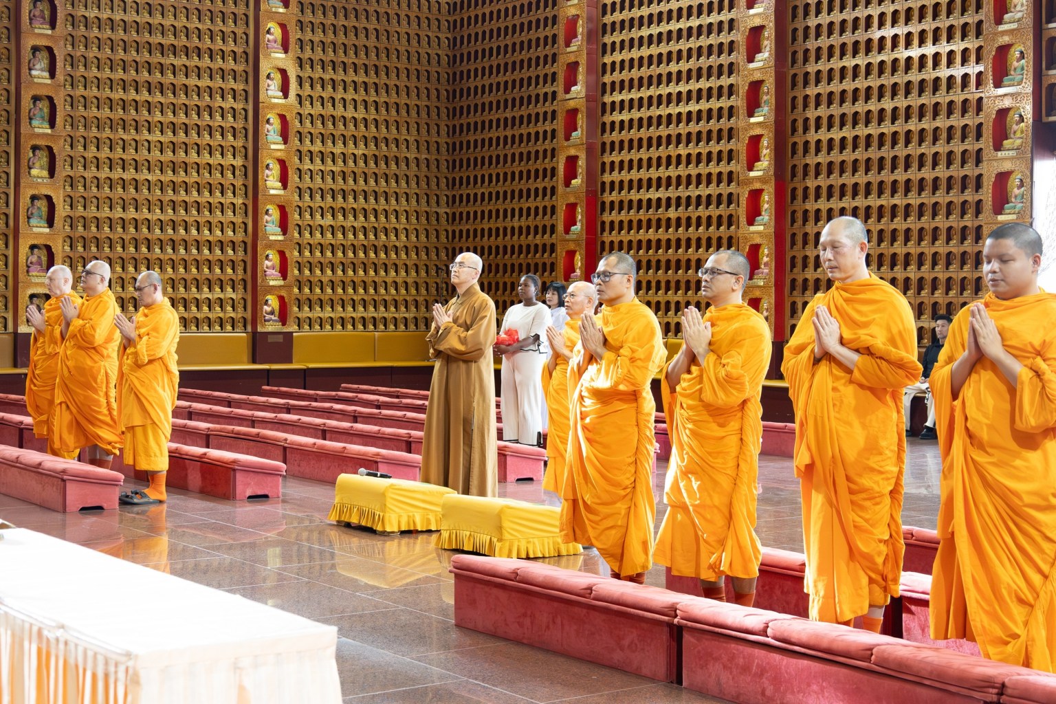 慧東法師 (中) 帶領Phra Pratya Sotthijanyo等僧信二眾禮佛。