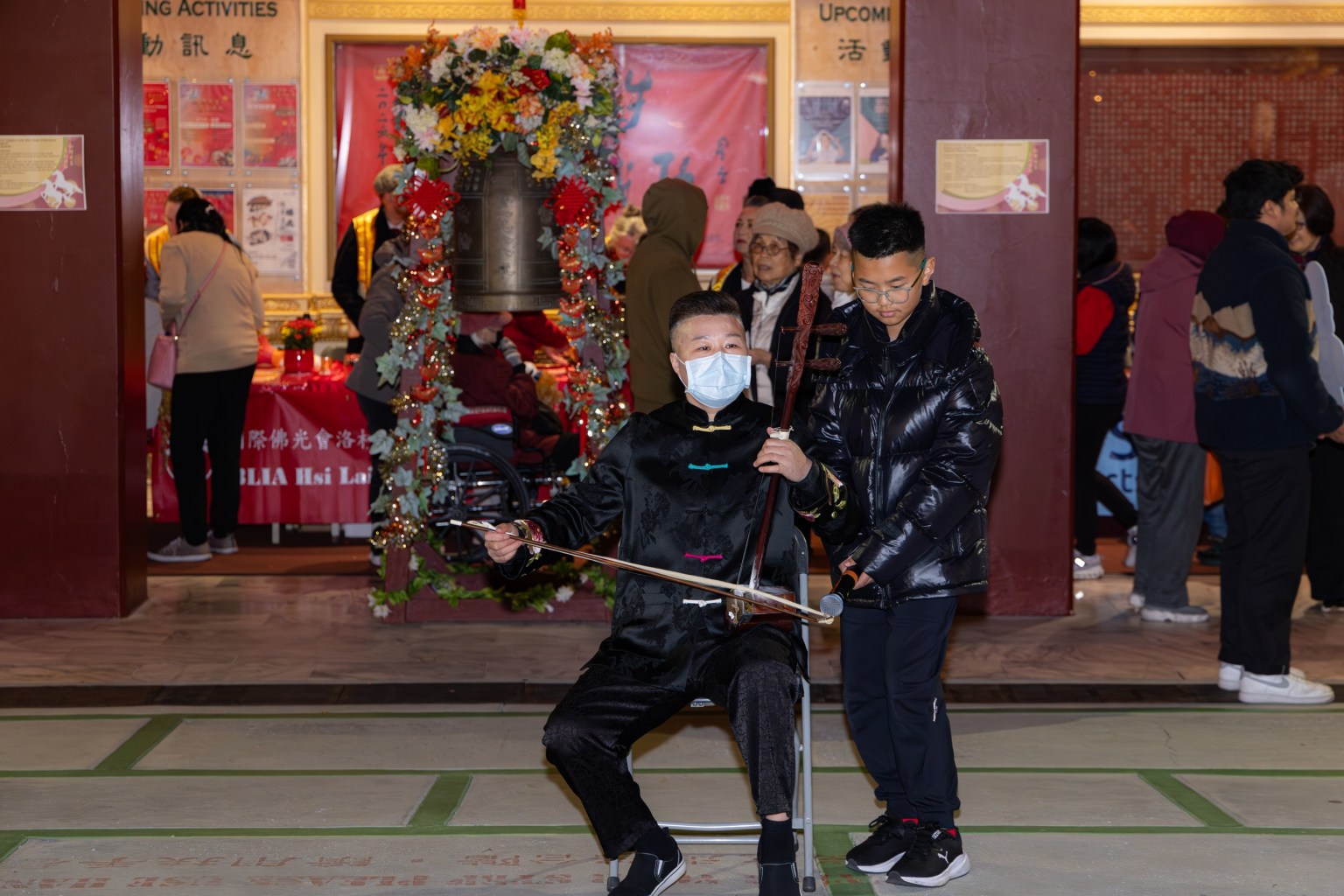 洛杉磯協會佛光人表演二胡演奏。