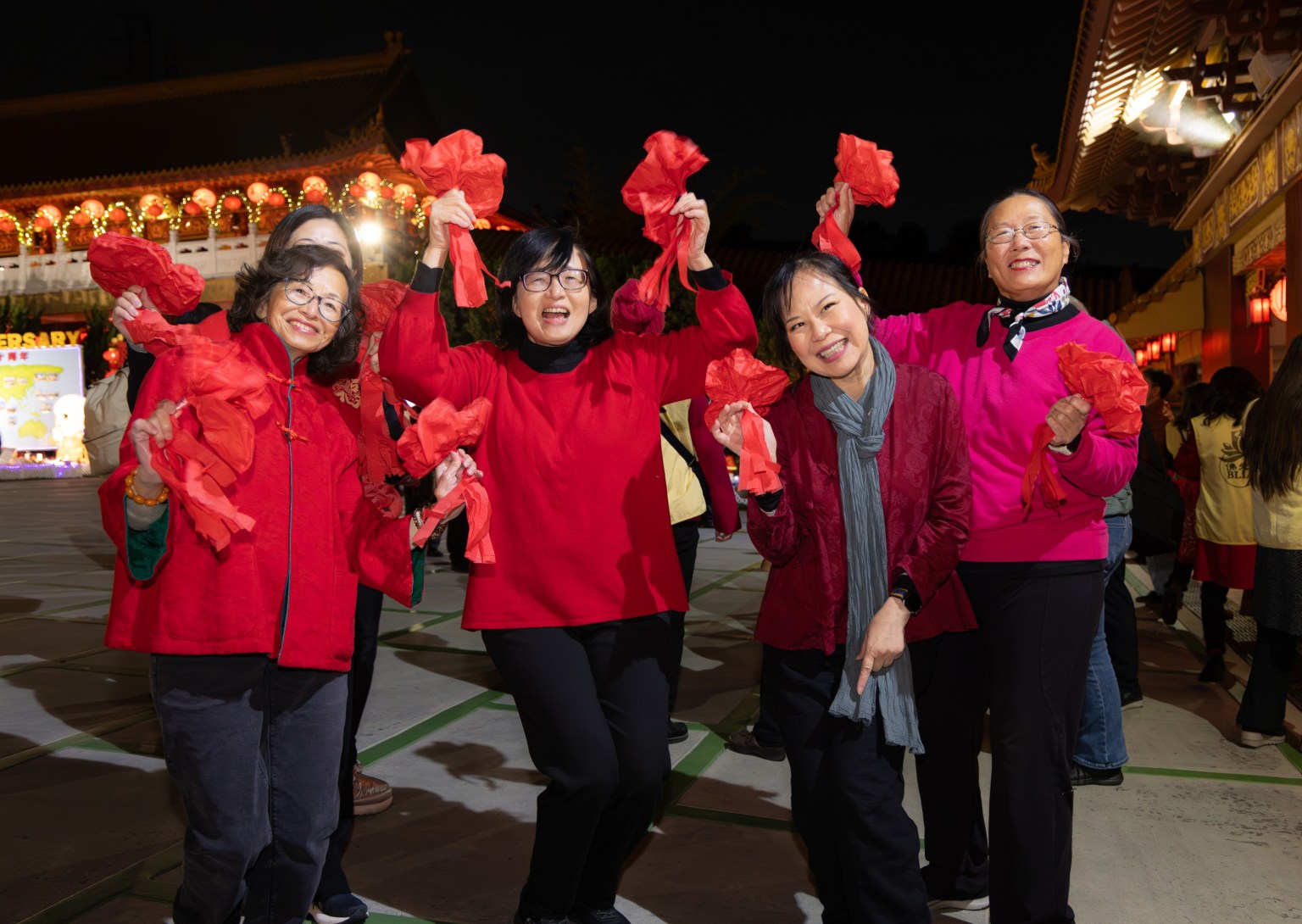 爾灣分會以歌舞〈迎春花〉獻上新春的祝福。