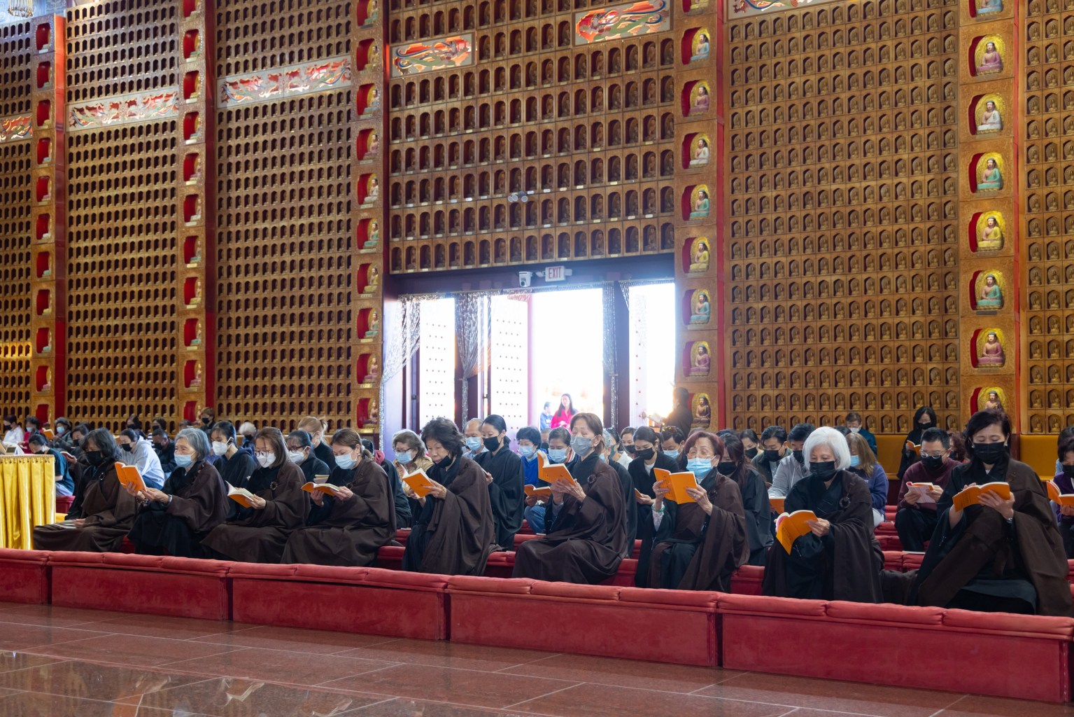 大眾虔誠諷誦《觀世音菩薩普門品》。