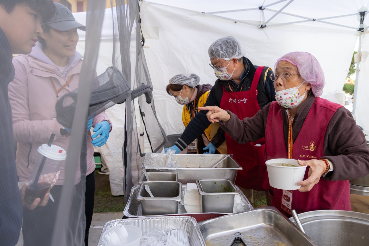 白塔三、河濱分會推出米粉羮、糕餅類點心，讓民眾品嚐台式口味。