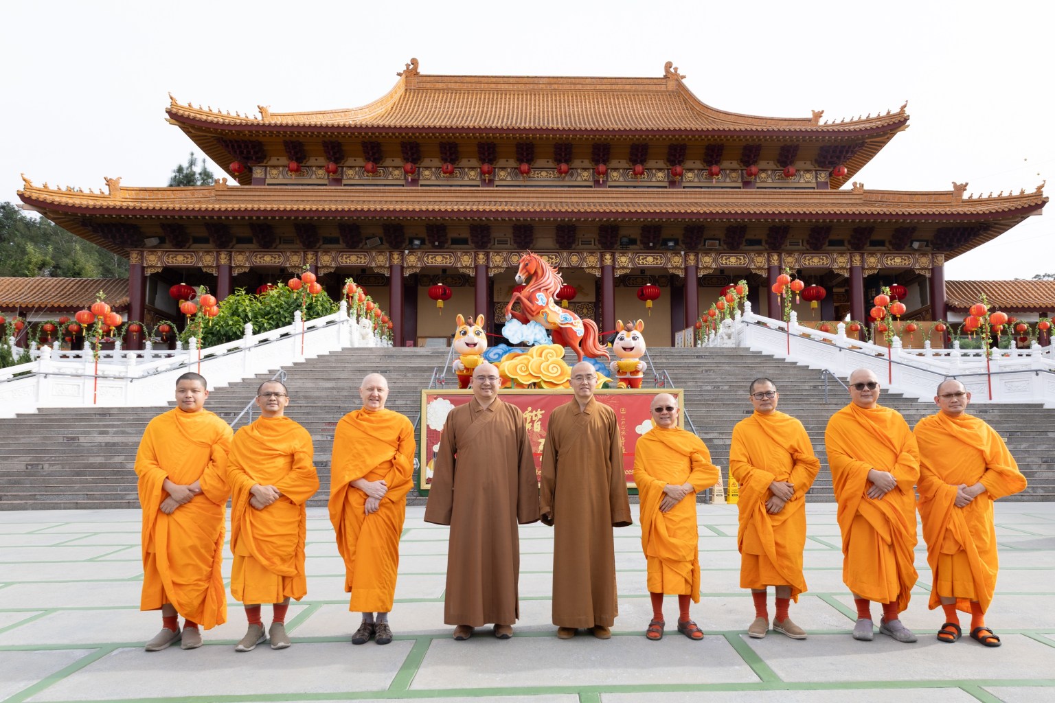 慧東法師 (中)、慧澤法師(左4) 與Phra Pratya Sotthijanyo(右4)等法師於成佛大道合影。