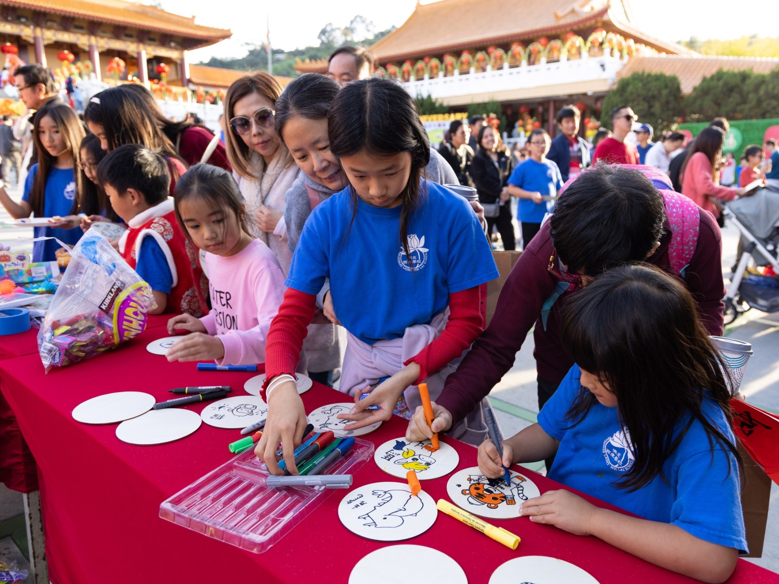 現場設有寫毛筆字體驗、遊戲互動等，小朋友歡笑聲不斷，洋溢節慶氣氛。