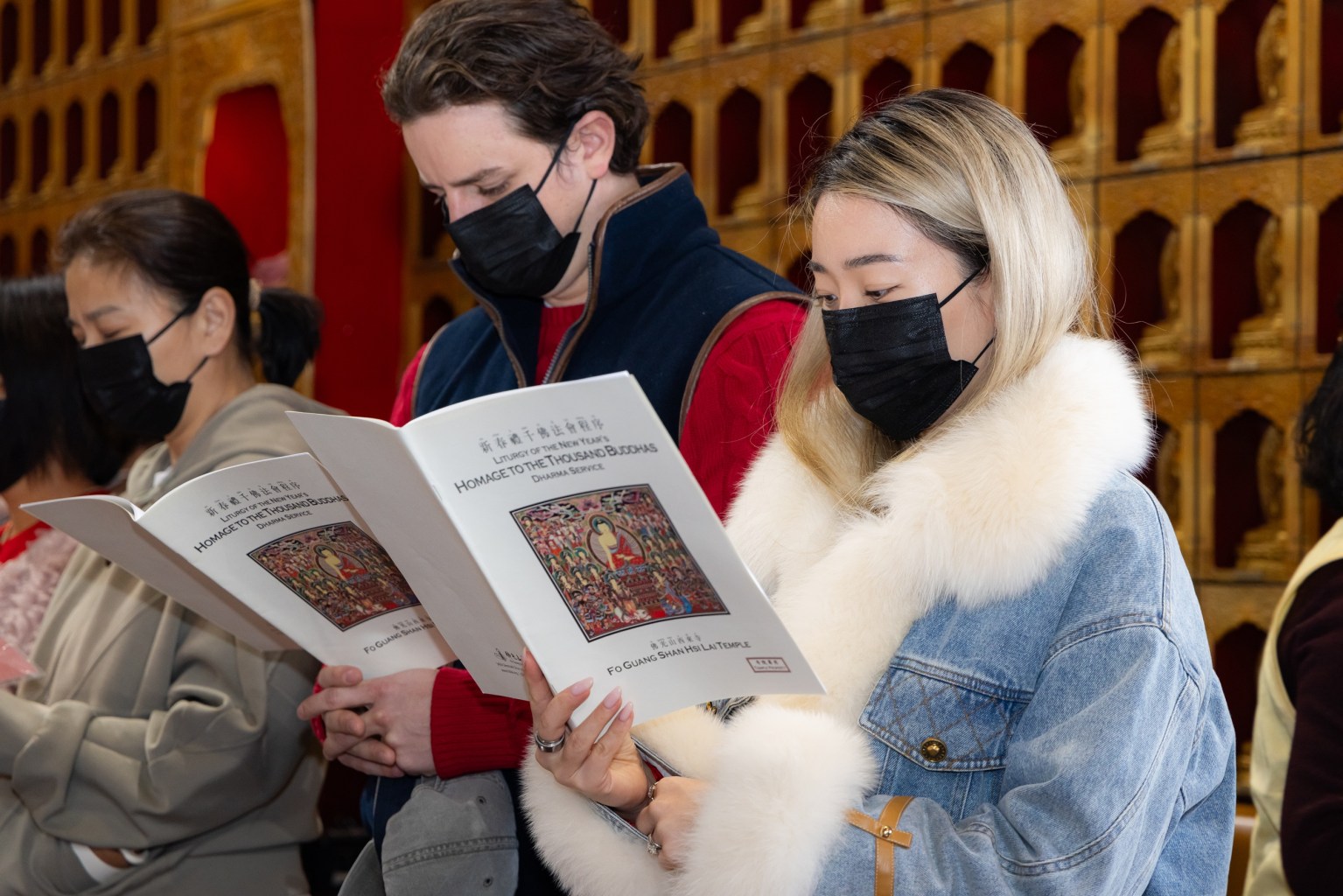 本土人士也來參與法會。