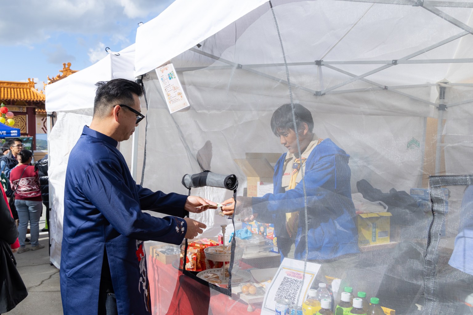 佛光西來童軍團Troop 8888提供罐裝飲品、餅乾小點，還推出新年組合，吸引小朋友的目光。