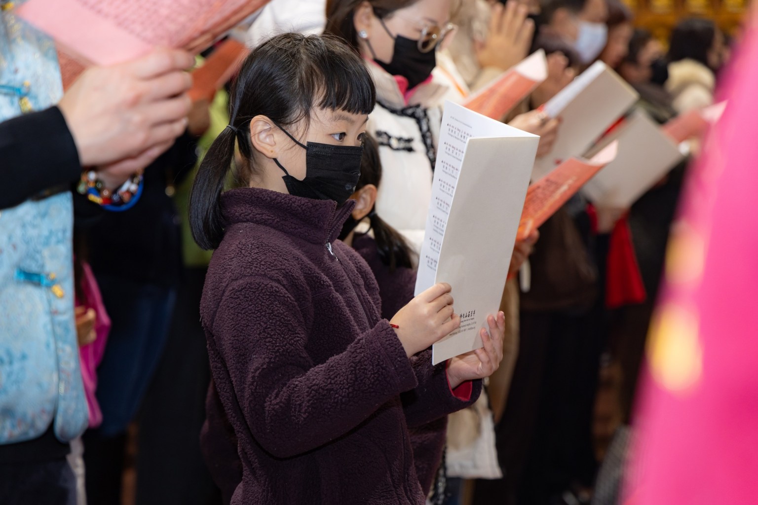 年幼的小朋友全程乖巧地誦經與禮佛。