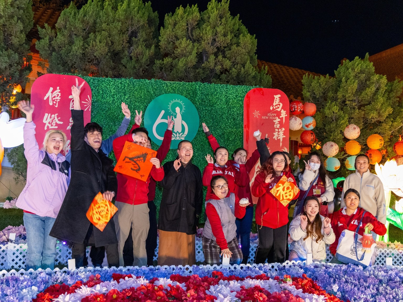 洛杉磯青年第二分會於歡呼聲中與輔導法師知義法師(左4)留下合影。